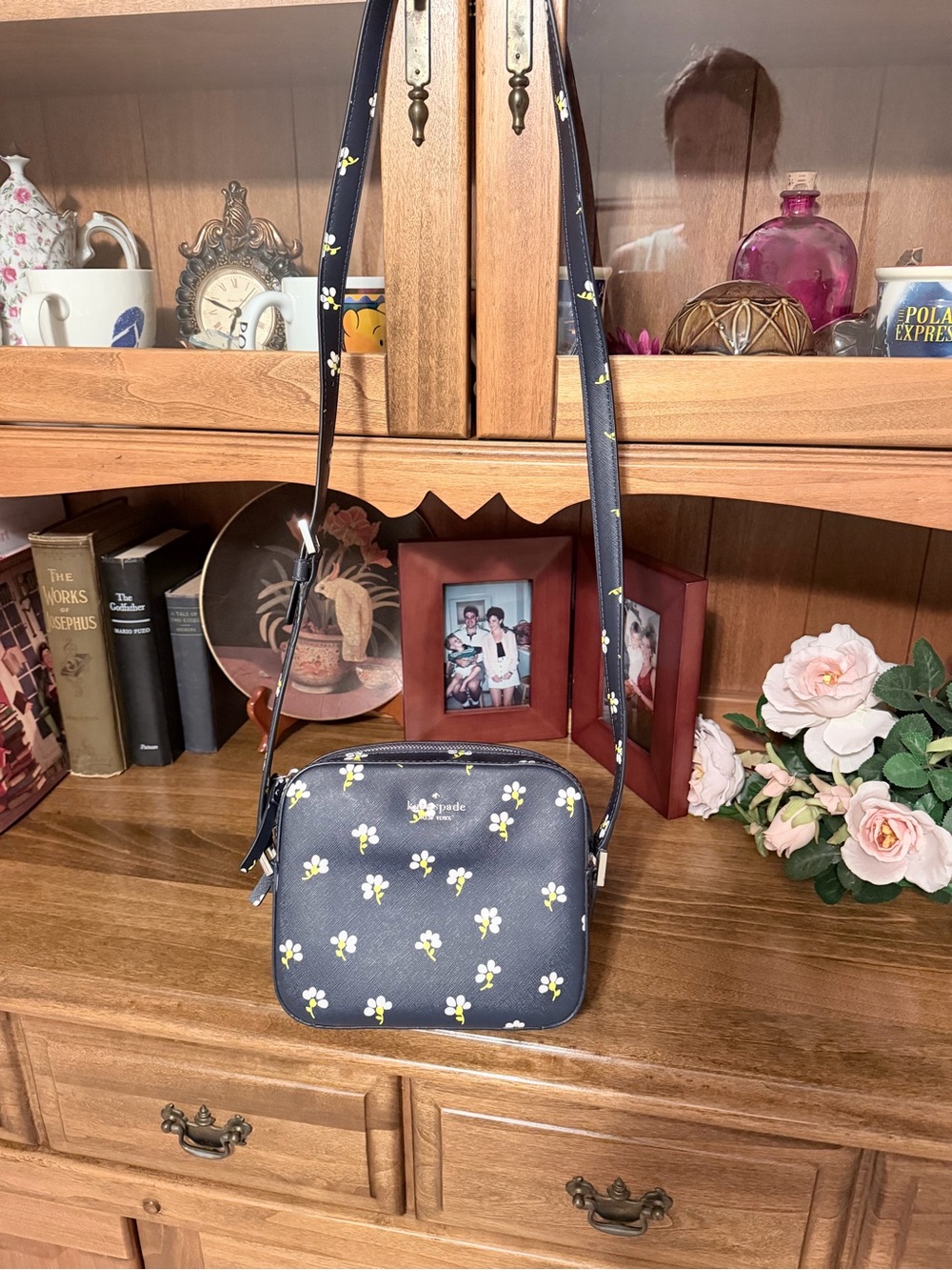 kate spade Newbury Lane Daisy crossbody with white and yellow blooms - Picture 11 of 16